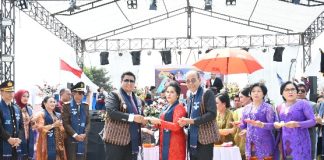 Perayaan 20 Tahun Kabupaten Samosir, Berikut Refleksi Pembangunan di Samosir Puncak perayaan hari jadi ke-20 Kabupaten Samosir ditandai dengan Pemotongan Kue Ulang Tahun oleh Bupati Samosir Vandiko T. Gultom bersama Wabup Martua Sitanggang dan Launching Calender Of Event Horas Samosir Fiesta 2024 di Water Front City-Desa Pardomuan I, Selasa (27/02) f,diskominfo Samosir