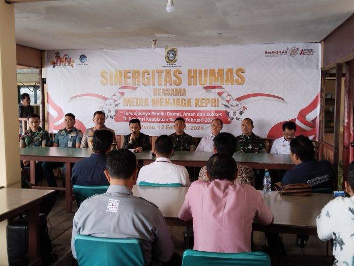 Kadis Kominfo Kepri, Hasan bersama Humas TNI/Polri, KPU, Bawaslu menggelar diskusi dalam sinergitas humas bersama media di rumah makan Sarbana kilometer 6, Tanjungpinang, Senin (12/2) f, BI