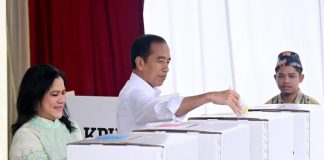 Presiden Jokowi dan Iriana Memilih di TPS 10 Kecamatan Gambir, Jakarta Pusat Presiden Jokowi didampingi Ibu Iriana Joko Widodo menggunakan hak pilihnya di TPS 10, Kecamatan Gambir, Jakarta Pusat, Rabu (14/02/2024). (Foto: BPMI Setpres/Muchlis Jr)