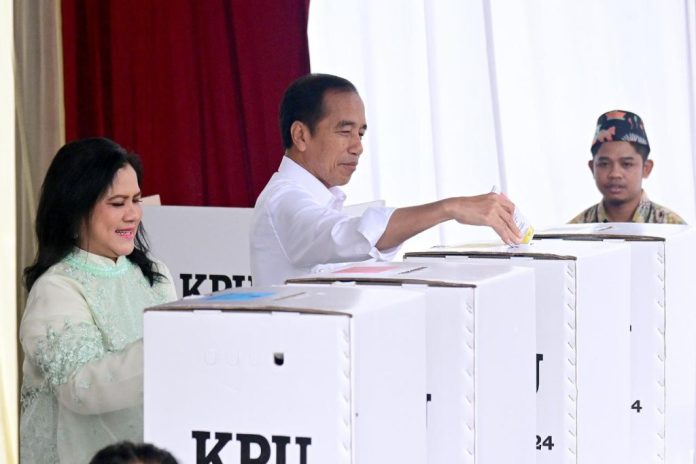 Presiden Jokowi didampingi Ibu Iriana Joko Widodo menggunakan hak pilihnya di TPS 10, Kecamatan Gambir, Jakarta Pusat, Rabu (14/02/2024). (Foto: BPMI Setpres/Muchlis Jr)