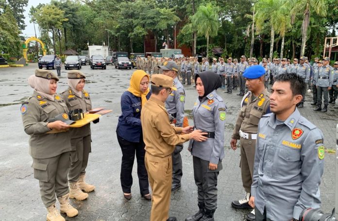 Sebanyak 1.402 petugas Satlinmas kota Tanjungpinang dikukuhkan melalui surat keputusan (SK) Wali Kota Tanjungpinang di Lapangan Pamedan, Senin (12/2) f,diskominfo Tanjungpinang