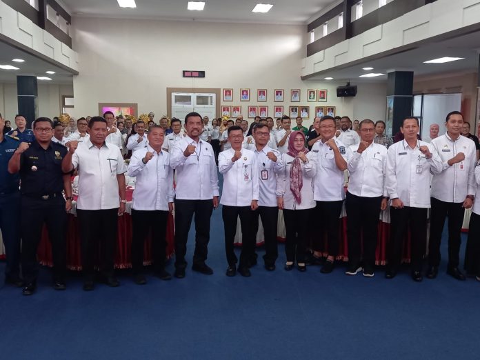 Kadispar Kepri, Guntur Sakti dan Pj Wali kota Tanjungpinang Hasan foto bersama dalam acara Tanjungpinang Tourism Forum di Aula Sultan Sulaiman Badrul Alamsyah Kantor Wali kota Tanjungpinang Senggarang, Rabu (31/1) f,Pemko Tanjungpinang