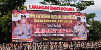 Polda Kepri Perbantukan 911 Personel BKO Pengamanan TPS ke Kabupaten/Kota di Kepri Polda Kepulauan Riau (Kepri) memperkuat persiapan pengamanan dengan melakukan Apel Pergeseran Personel BKO Pengamanan Tempat Pemungutan Suara (TPS) di Lapangan Bhayangkara Polda Kepri, Jumat (9/2). f,Polda Kepri