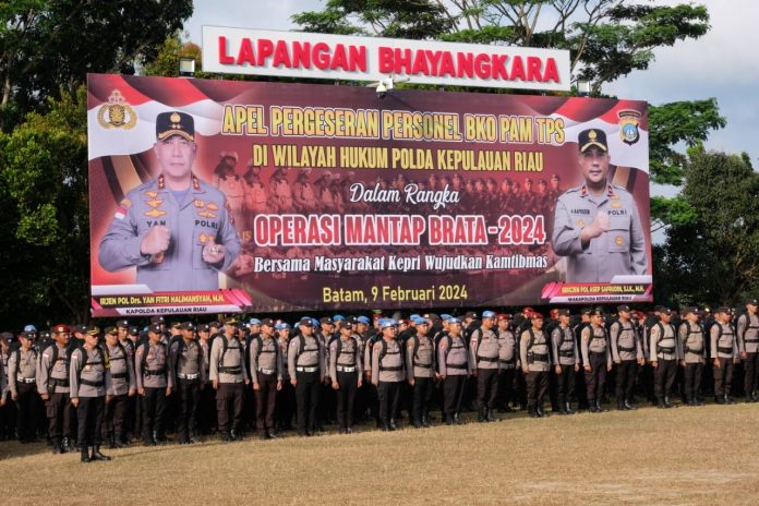 Polda Kepulauan Riau (Kepri) memperkuat persiapan pengamanan dengan melakukan Apel Pergeseran Personel BKO Pengamanan Tempat Pemungutan Suara (TPS) di Lapangan Bhayangkara Polda Kepri, Jumat (9/2). f,Polda Kepri