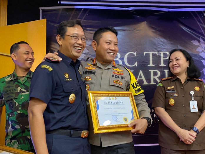 Kapolresta Tanjungpinang terima penghargaan sebagai aparat penegak hukum di bidang kepabeaan dan cukai dalam kegiatan Bea Cukai Award 2024, Kamis (22/02) f,Polresta Tanjungpinang