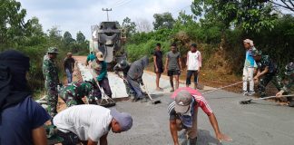 Warga Bersemangat Turut Serta Membantu Satgas TMMD Ke 119 Kodim 0315/Tanjungpinang Untuk Wujudkan Semenisasi Jalan Warga ikut membantu Program TNI Manunggal Membangun Desa (TMMD) Ke- 119 Kodim 0315/Tanjungpinang memasuki hari ke - 8 setelah dibuka 20 Februari 2024 lalu f,kodim 0315