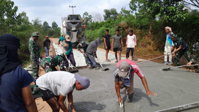 Warga ikut membantu Program TNI Manunggal Membangun Desa (TMMD) Ke- 119 Kodim 0315/Tanjungpinang memasuki hari ke - 8 setelah dibuka 20 Februari 2024 lalu f,kodim 0315