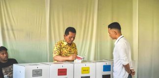 Gubernur Ansar Ahmad & Keluarga Jadi Pemilih Pertama di TPS 002 Tanjungpinang Timur Gubernur Kepulauan Riau H. Ansar Ahmad bersama keluarganya menggunakan hak pilihnya untuk Pemilu 2024 dengan mencoblos di TPS 002 Tanjungpinang Timur pada Rabu, (14/02). f,diskominfo Kepri