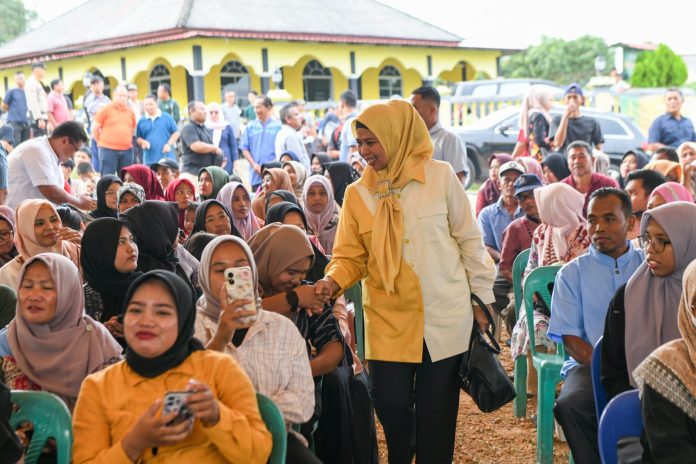 Ketua Komisi IV DPRD Kepri, Hj Dewi Kumalasari saat menyapa warga Sei Jati, Kabupaten Bintan, Minggu (4/2) f,Pemprov Kepri