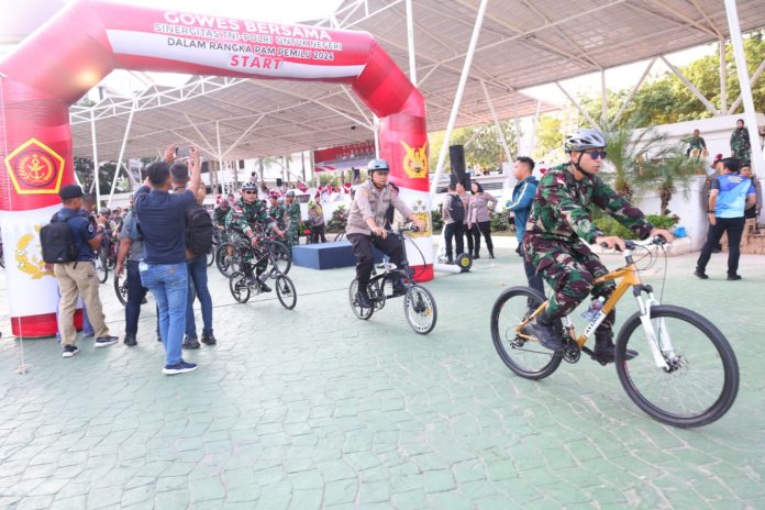 Polda Kepulauan Riau menggelar kegiatan Gowes Bersama guna Sinergitas untuk Negeri antara TNI dan Polri dalam upaya menciptakan Pemilu Aman dan Damai 2024 di Kota Batam. Sabtu (10/2) f,Polda Kepri