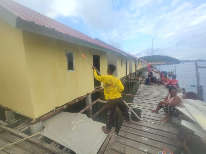 Pekerja yang terdiri dari Kelompok Masyarakat sedang melakukan pekerjaan revitalisasi rumah suku laut di Kabupate Lingga. Kepala Dinas Perumahan dan Kawasan Permukiman (DPKP) Provinsi Kepri, Said Nursyahdu membantah bahwa revitalisasi 200 rumah suku laut di Kabupaten Lingga di tahun anggaran 2023 mangkrak f,diskominfo Kepri