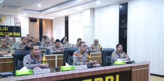 Kapolri Minta Jajarannya Tekankan Langkah Konkret Kurangi Pelanggaran Internal Kapolda Kepri Irjen Pol. Yan Fitri Halimansyah saat mengikuti Rapat Kerja Teknis (Rakernis) Gabungan Divhumas, Divpropam, Divkum dan Div TIK Polri dan Divhubinter Polri tahun 2024 secara virtual di Ruang Vicon Polda Kepri, Jumat (22/03) f,Polda Kepri
