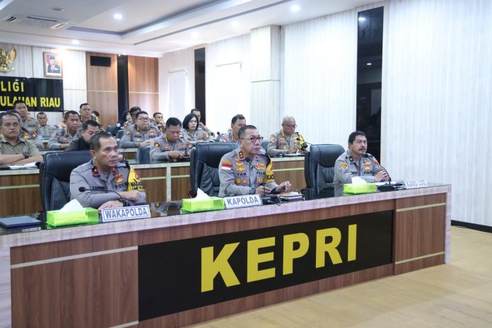 Kapolda Kepri Irjen Pol. Yan Fitri Halimansyah saat mengikuti Rapat Kerja Teknis (Rakernis) Gabungan Divhumas, Divpropam, Divkum dan Div TIK Polri dan Divhubinter Polri tahun 2024 secara virtual di Ruang Vicon Polda Kepri, Jumat (22/03) f,Polda Kepri