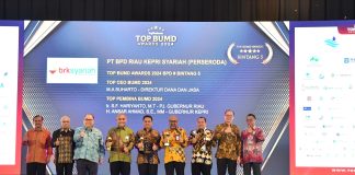 Gubernur Kepri H. Ansar Ahmad Kembali Raih Penghargaan TOP Pembina BUMD 2024 Bank Riau Kepri (BRK) Syariah kembali meraih 4 (empat) penghargaan pada ajang TOP BUMD Awards 2024 yang diselenggarakan oleh majalah TopBusiness bekerjasama dengan Institut Otonomi Daerah (i-OTDA), bertempat di Dian Ballroom Lt.11, Hotel Raffles, Jakarta, Rabu (20/3) F,diskominfo Kepri