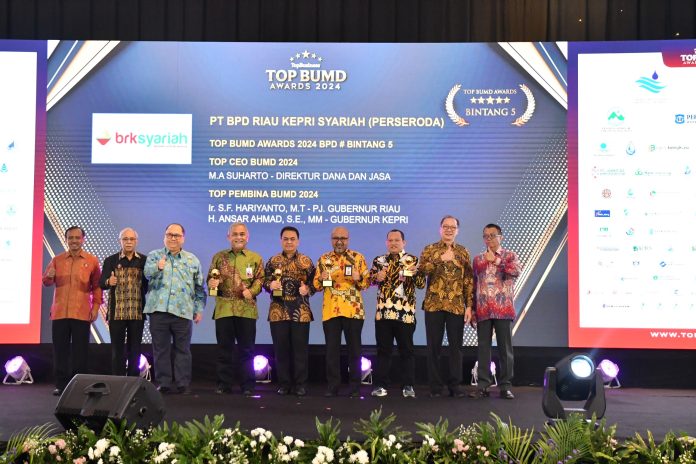 Bank Riau Kepri (BRK) Syariah kembali meraih  4 (empat) penghargaan pada ajang TOP BUMD Awards 2024 yang diselenggarakan oleh majalah TopBusiness bekerjasama dengan Institut Otonomi Daerah (i-OTDA), bertempat di Dian Ballroom Lt.11, Hotel Raffles, Jakarta, Rabu (20/3) F,diskominfo Kepri