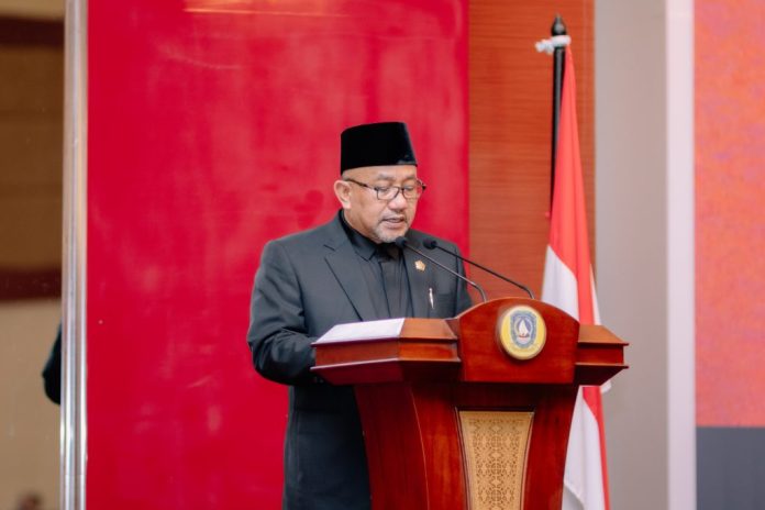 Fraksi PDI-Perjuangan, H.Lis Darmansyah menyampaikan pandangan fraksi dalam rapat paripurna ke-04 masa sidang pertama tahun anggaran 2024 di Ruang Balairung Wan Seri Beni Pusat Perkantoran Gubernur Provinsi Kepulauan Riau, Pulau Dompak, Rabu (13/03) f,DPRD Kepri