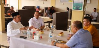 Para Pekerja Informal di Kepri Berpeluang Mendapat Perlindungan Sosial dari Pemprov Kepri Gubernur Kepulauan Riau, H Ansar Ahmad bersama Kepala Kantor Wilayah (Kakanwil) BPJS Ketenagakerjaan Sumbar Riau Kepri, Eko Yuyulianda di Kedai Kopi Batu 10, Kota Tanjungpinang Jumat (1/3) f,diskominfo Kepri