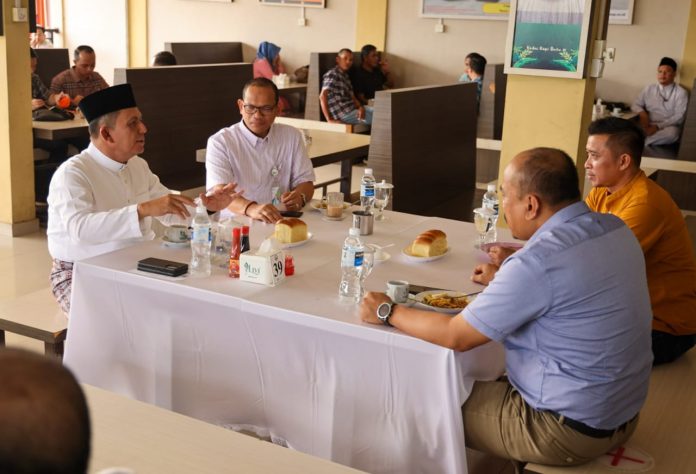 Gubernur Kepulauan Riau, H Ansar Ahmad bersama Kepala Kantor Wilayah (Kakanwil) BPJS Ketenagakerjaan Sumbar Riau Kepri, Eko Yuyulianda di Kedai Kopi Batu 10, Kota Tanjungpinang Jumat (1/3) f,diskominfo Kepri