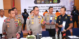Kapolda Kepri Tegaskan Tidak Ada Personelnya Terlibat Penyeludupan Minuman Mengandung Etil Alkohol Kapolda Kepri Irjen. Pol. Drs. Yan Fitri Halimansyah, menghadiri konferensi pers pengungkapan penyelundupan minuman mengandung etil alkohol yang diselanggarakan di KPU Bea Cukai Tipe B Batam, Senin (4/3/2023) f,Polda Kepri