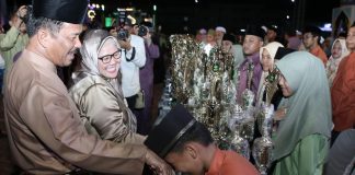 Kecamatan Sagulung Kembali Raih Juara UMUM MTQH ke-32 Tahun 2024 Wakil Gubernur Kepulauan Riau Hj Marlin Agustina dan Wali Kota Batam H Muhammad Rudi memberikan ucapan selamat kepada para juara (MTQH)ke-32 Tingkat Kota Batam telah selesai digelar. Kecamatan Sagulung kembali meraih juara umum di tahun 2024 f,Pemko Batam