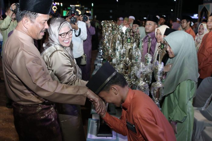 Wakil Gubernur Kepulauan Riau Hj Marlin Agustina dan Wali Kota Batam H Muhammad Rudi memberikan ucapan selamat kepada para juara (MTQH)ke-32 Tingkat Kota Batam telah selesai digelar. Kecamatan Sagulung kembali meraih juara umum di tahun 2024 f,Pemko Batam