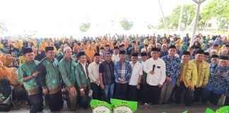 Wali Kota Rudi Berikan Bantuan Beras 10 Kilogram Kepada Tokoh Agama Wali Kota Batam Muhammad Rudi, menyerahkan bantuan beras 10 kilogram kepada tokoh agama di Panggung Utama Dataran Engku Putri, Batamcentre, Batam, Senin (11/3) f,Pemko Batam