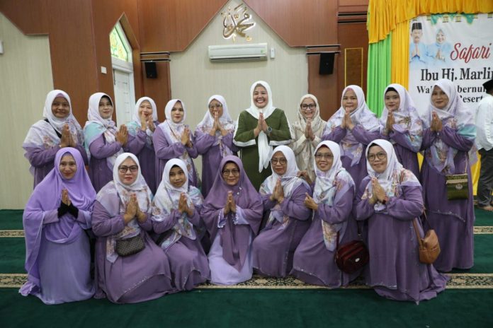 Wakil Gubernur Hj Marlin Agustina Rudi Safari Ramadan di Masjid Nurud Dakwah, Perumahan Bumi Sakinah Kelurahan Tembesi, Kecamagan Sagulung, Kota Batam, Sabtu (16/3) pagi. f,Pemko Batam