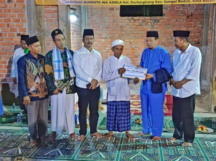 Wali Kota Batam/Kepala Badan Pengusahaan (BP) Batam H Muhammad Rudi (HMR), mendapat sejumlah permohonan warga saat melakukan safari Ramadan di Masjid Bukrota Wa Ashila, Perumahan Pancur Biru Lestari 1, Duriangkang, Seibeduk, Batam, Jumat (23/3/2024) f,pemko Batam