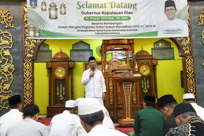 Gubernur Kepulauan Riau H. Ansar Ahmad melakukan safari subuh di Masjid Baitul Karim Tanjung Balai Karimun, mengawali puasa Ramadhan hari ke-9, Rabu (20/3) f,diskominfo Kepri