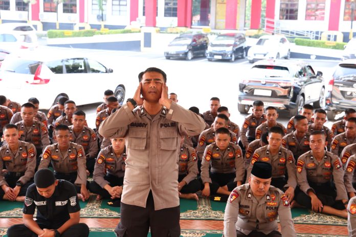 sebanyak 26 personel Polda Kepri dari berbagai Satker mengikuti perlombaan adzan dengan penuh semangat di Masjid Al-Halim Polda Kepri, Jumat (22/3) f,Polda Kepri