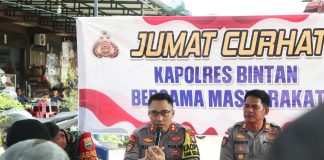 Kapolres Bintan Dengarkan Curhatan Masyarakat Bintan Timur Lewat Jumat Curhat Kapolres Bintan AKBP Riky Iswoyo, melaksanakan kegiatan Jumat Curhat Jumat pada hari Jumat ke 2 dalam bulan Suci Ramadhan 1445H yang dilaksanakan di Pelabuhan Pantai Indah Kelurahan Kijang Kota Wilayah Hukum Polsek Bintan Timur, (22/3) F,Polres Bintan