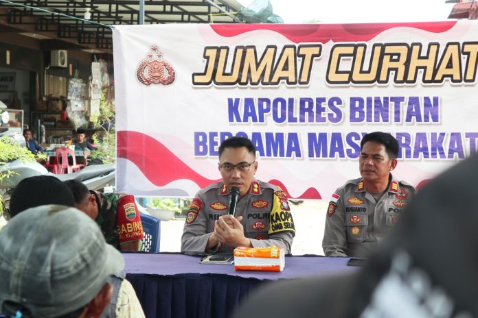 Kapolres Bintan AKBP Riky Iswoyo, melaksanakan kegiatan Jumat Curhat Jumat pada hari Jumat ke 2 dalam bulan Suci Ramadhan 1445H yang dilaksanakan di Pelabuhan Pantai Indah Kelurahan Kijang Kota Wilayah Hukum Polsek Bintan Timur, (22/3) F,Polres Bintan