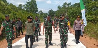 Tim Wasev Markas Besar TNI AD Tinjau Pelaksanaan TNI Manunggal di Teluk Lobam Tim Pengawasan dan Evaluasi (Wasev) dari Markas Besar TNI AD (Mabesad) meninjau pelaksanaan kegiatan program terpadu dan lintas sektoral TNI Manunggal Membangun Desa atau TMMD ke- 119 tahun 2024 di Kelurahan Teluk Lobam, Kecamatan Sri Kuala Lobam mendapat kunjungan, Kamis (14/3). f,Pendim0315