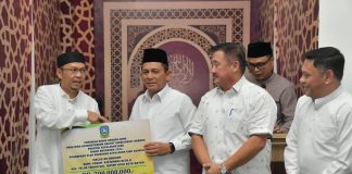 Malam Ramadhan ke-8, Ansar Melanjutkan Safari Ramadhan di Masjid Darul Hijrah Lubuk Baja dan Terawih di Masjid Ar-Rahmah Batam Centre Gubernur Ansar menyerahkan bantuan uang tunai untuk masjid Darul Hijrah maupun di Masjid Ar-Rahmah masing-masing sebesar Rp200 juta f,diskominfo Kepri