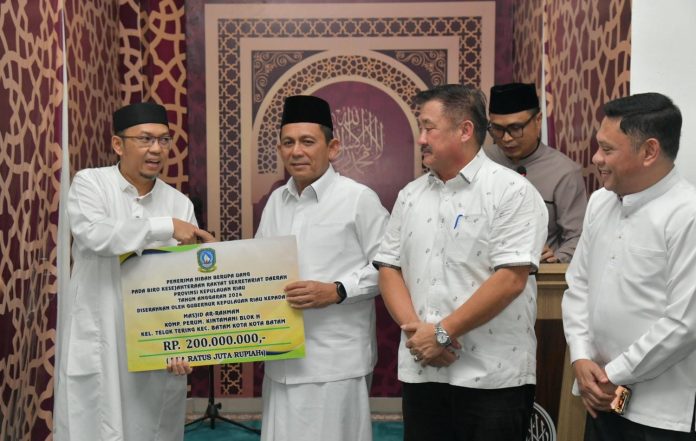 Gubernur Ansar menyerahkan bantuan uang tunai untuk masjid Darul Hijrah maupun di Masjid Ar-Rahmah masing-masing sebesar Rp200 juta f,diskominfo Kepri