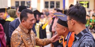Di hadapan 500 Wisudawan/Wisudawati Universitas Maritim Raja Ali Haji Yang Ke-22, Gubernur Ansar Sampaikan Kutipan dari Nelson Mandela Beritaibukota.com,KEPRI – Universitas Maritim Raja Ali Haji (UMRAH) mewisuda sebanyak 501 wisudawan/ti dengan rincian Sarjana (S1) sebanyak 402 wisudawan/ti dan Pascasarjana sebanyak 9 Wisudawan/ti. Gubernur Kepulauan Riau H. Ansar Ahmad turut hadir dalam Wisuda ke-22 Sarjana dan Pascasarjana Periode Semester Genap Tahun Akademik 2023/2024. Bertempat di Lapangan UMRAH Dompak, Tanjungpinang, Sabtu (16/3). Dalam sambutannya, Gubernur Ansar menegaskan pentingnya pendidikan sebagai landasan kemajuan suatu bangsa. Ia menekankan bahwa generasi muda yang berkualitas lahir dari pendidikan yang berkualitas. “Mengutip kata-kata Nelson Mandela, “Pendidikan adalah senjata paling ampuh yang dapat kamu gunakan untuk mengubah dunia,” kami menyampaikan komitmennya untuk meningkatkan kualitas sumber daya manusia melalui pendidikan,” kata Gubernur Ansar. Gubernur Ansar juga mengatakan Provinsi Kepri, sebagai salah satu Provinsi yang aktif dalam mengembangkan kualitas pendidikan, menunjukkan bukti keseriusannya dengan berbagai program dan kerjasama, termasuk dengan Universitas Maritim Raja Ali Haji. Salah satu upaya nyata Pemerintah Provinsi Kepri adalah melalui alokasi anggaran yang signifikan untuk pendidikan, termasuk bantuan beasiswa kepada mahasiswa/i berprestasi dan tidak mampu. Selain itu, kerjasama dengan berbagai lembaga pendidikan di dalam dan luar negeri menjadi bagian dari strategi untuk meningkatkan kualitas pendidikan di Provinsi Kepri. “Dari berbagai program tersebut Provinsi Kepri berhasil merah prestasi dalam peningkatan Indeks Pembangunan Manusia (IPM), yang selalu berada pada kategori “tinggi”. Hal ini menunjukkan komitmen yang kuat dalam memajukan sumber daya manusia di wilayah Kepri,” ungkapnya. Gubernur Ansar juga mengajak 501 lulusan dari berbagai jenjang pendidikan dan keilmuan yang berhasil wisuda hari ini, untuk mengambil peran pengabdian terbaiknya bagi kemajuan negeri. “Dengan gelar yang telah disandang saat ini, selayaknya saudara dapat berkontribusi aktif dalam mengembangkan ilmunya, tidak saja bagi kemajuan daerah, tapi juga nasional, bahkan internasional,” harapnya. Terakhir, Gubernur Ansar memberikan ucapan selamat kepada para wisudawan/ti Sarjana dan Pascasarjana Universitas Maritim Raja Ali Haji, serta mengucapkan terima kasih kepada seluruh dosen dan staf akademis yang turut serta dalam menyukseskan pendidikan di universitas tersebut. “Diharapkan para wisudawan/wisudawati dapat menjadi agen perubahan yang positif dalam dunia kerja, serta mampu mengembangkan jiwa kewirausahaan untuk menciptakan lapangan pekerjaan dan memberikan kontribusi yang berkelanjutan bagi perkembangan pendidikan di Provinsi Kepulauan Riau,” tutupnya. Sementara itu, Rektor Umrah Prof. Dr. Agung Dhamar Syakti, DEA dalam sambutannya menyampaikan selamat kepada seluruh wisudawan/ti. Ia mengingatkan agar para wisudawan/ti bisa menjaga nama baik almamater, menjalin silaturahmi, serta ikut berperan dalam program kampus. “Kami menitipkan amanat kepada wisudawan sekalian, agar dapat menjaga nama baik almamater, tetap menjalin komunikasi dan silaturahmi dengan almamater tercinta ini, serta dapat ikut berperan serta dalam lembaga pengembangan program-program untuk kemajuan kampus pinang masak yang sama-sama kita cintai ini,” ujar Rektor. Agung juga menyampaikan bahwa keberhasilan yang diraih hari ini bukan merupakan akhir dari perjuangan, namun awal untuk menapak ke jenjang yang lebih tinggi. “Kami berharap, ke depan saudara mengamalkan ilmu dalam profesi saudara dengan baik dan penuh tanggung jawab. Semoga proses pembelajaran yang diperoleh selama mengikuti perkuliahan di Universitas Maritim Raja Ali Haji dapat memperkuat nilai-nilai luhur kebenaran, sehingga mendapat keberkahan dan kebahagiaan”, ungkapnya. penulis : beritaibukota.com editor : redaksi Gubernur Kepulauan Riau H. Ansar Ahmad turut hadir dalam Wisuda ke-22 Sarjana dan Pascasarjana Periode Semester Genap Tahun Akademik 2023/2024. Bertempat di Lapangan UMRAH Dompak, Tanjungpinang, Sabtu (16/3) f,diskominfo Kepri