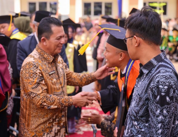 Gubernur Kepulauan Riau H. Ansar Ahmad turut hadir dalam Wisuda ke-22 Sarjana dan Pascasarjana Periode Semester Genap Tahun Akademik 2023/2024. Bertempat di Lapangan UMRAH Dompak, Tanjungpinang, Sabtu (16/3) f,diskominfo Kepri