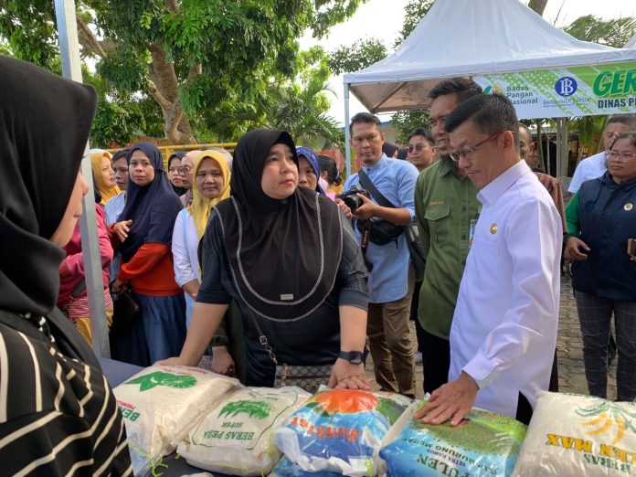 Penjabat (Pj) Wali Kota Tanjungpinang, Hasan saat mengunjungi gerakan pangan murah (GPM) maupun Operasi Pasar Murah (OPM) yang dilaksanakan Pemko Tanjungpinang beberapa waktu lalu f,pemko Tanjungpinang