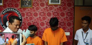 Satres Narkoba Polres Bintan, Tangkap Satu Orang Pengedar Narkoba Dan Satu Residivis di Bintan Dua orang tersangka saat konferensi pers yang ditangkap Sat Reserse Narkoba Polres Bintan. Konferensi pers dilaksanakan di Polres Bintan, Rabu (6/3) f, Polres Bintan