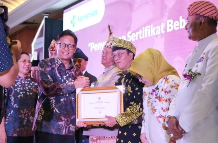 Pj Wali Kota Tanjungpinang, Hasan, menerima langsung sertifikat tersebut dari Menkes RI sempena Peringatan Neglected Tropical Diseases (NTD) di Grand Sahid Hotel, Jakarta, Rabu(6/3) f, Pemko Tanjungpinang