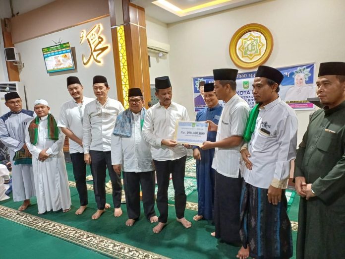 Wali Kota Batam/ Kepala Badan Pengusahaan (BP) Batam H Muhammad Rudi (HMR) safari Ramadan 1445 Hijriah di masjid Baitul Ummah, Perumahan Oma Batamcenter, Baloipermai, Batamkota, Kamis, (14/3/2024) malam. F, Pemko Batam