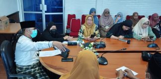 Wan Samsi Bantah Pelayanan Administrasi Kependudukan Tidak Sesuai Prosedur Kepala Dinas Kependudukan dan Pencatatan Sipil Kota Tanjungpinang Drs. H. Wan Samsi saat memberikan arahan kepada pegawainya di kantor Disduk Capil Tanjungpinang beberapa waktu lalu f,diskominfo Tanjungpinang