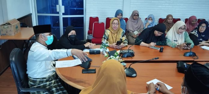 Kepala Dinas Kependudukan dan Pencatatan Sipil Kota Tanjungpinang Drs. H. Wan Samsi saat memberikan arahan kepada pegawainya di kantor Disduk Capil Tanjungpinang beberapa waktu lalu f,diskominfo Tanjungpinang