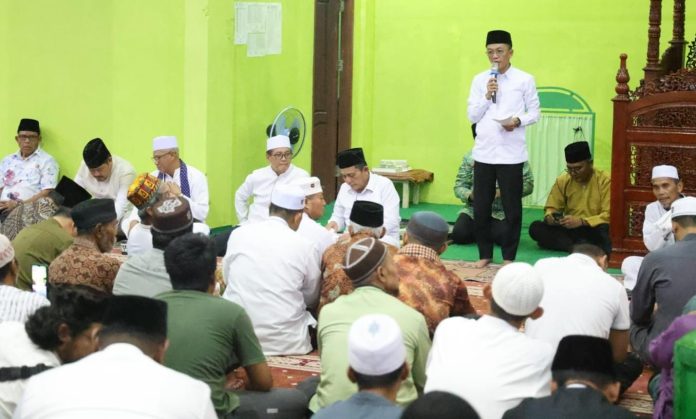 Gubernur Kepulauan Riau H. Ansar Ahmad dan Pj Walikota Tanjungpinang, bersama jamaah di Masjid Miftahul Falah, Tanjungpinang, dalam rangka Safari Ramadhan pada, Rabu (20/03) malam f, diskominfo Kepri