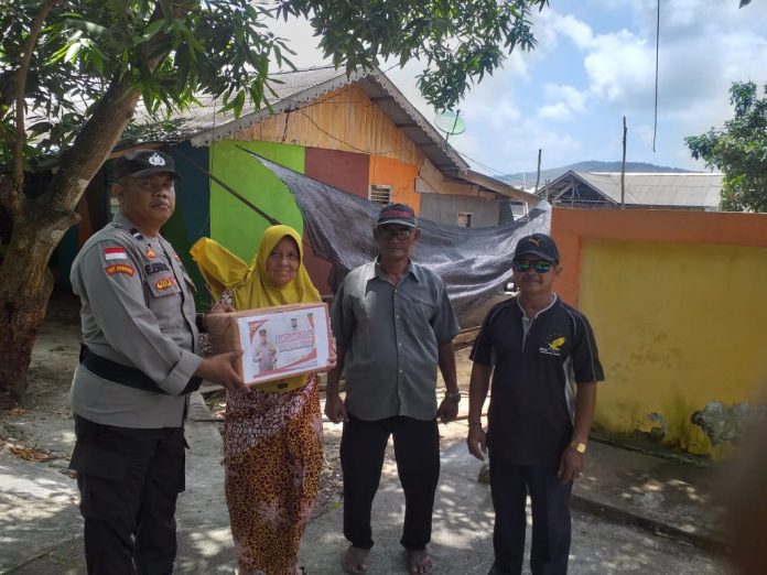 Polsek Bintan Utara menyerahkan paket Sembako kepada masyarakat yang tinggal di Kelurahan Tanjung Permai Kecamatan Seri Kuala Lobam, Kamis (21/3) f, Polsek Bintan Utara