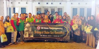 IDI Cabang Tanjungpinang Bagikan Sembako di Bulan Suci Ramadhan Ikatan Dokter Indonesia (IDI) Cabang Kota Tanjungpinang berbagi sembako kepada masyarakat yang membutuhkan. Pembagian sembako dalam rangka memperingati bulan suci Ramadhan 1445 H/2024 M dan dilaksanakan pada Sabtu, (30/3) f, IDI Tanjungpinang