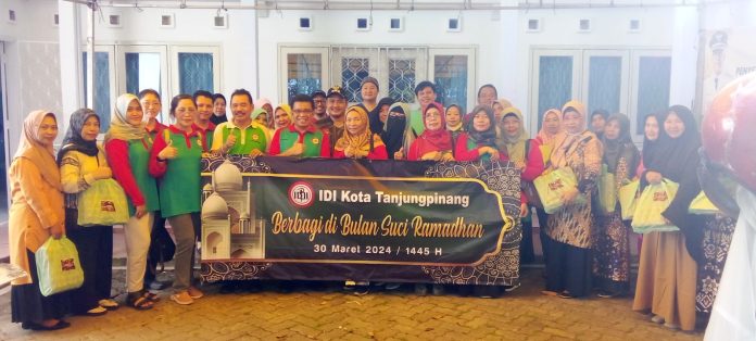 Ikatan Dokter Indonesia (IDI) Cabang Kota Tanjungpinang berbagi sembako kepada masyarakat yang membutuhkan. Pembagian sembako dalam rangka memperingati bulan suci Ramadhan 1445 H/2024 M dan dilaksanakan pada Sabtu, (30/3) f, IDI Tanjungpinang