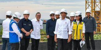 Pembangunan Kantor Presiden di IKN Mencapai 74 Persen Presiden Joko Widodo meninjau progres pembangunan Kantor Presiden di Kawasan IKN, Kalimantan Timur, Jumat (01/03/2024). (Foto: Humas Setkab/Ibrahim)