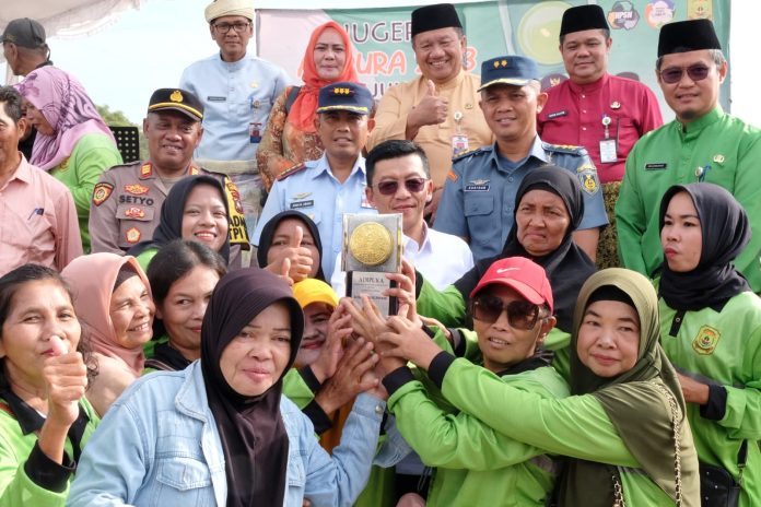 Kedatangan Piala Adipura ke 17 tahun 2024 disambut suka cita oleh para petugas kebersihan di pelataran Tugu Sirih Tepi Laut, Rabu (6/3) sore f, Pemkot Tanjungpinang