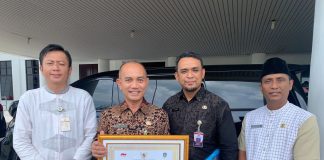 Pemko Tanjungpinang Juara 1 Hasil Pengukuran Index Daya Saing Daerah di Kepri Asisten III Pemko Tanjungpinang Augus Raja Unggul saat berfoto bersama setelah Pemko Tanjungpinang berhasil meraih penghargaan juara 1 atas perolehan hasil Pengukuran Index Daya Saing Daerah (IDSD) dengan capaian sebesar 3.70. Pengargaan itu diperoleh dalam pembukaan Musyawarah Rencana Pembangunan (Musrenbang) yang digelar Pemprov Kepri di Balirung Wan Seri Beni, Dompak, Rabu (27/3) f,Pemko Tanjungpinang